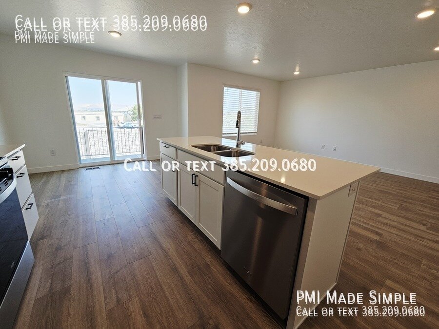 $250 off 1st Mo! Beautiful, Spacious and BRIGHT Townhome in Saratoga Springs property image