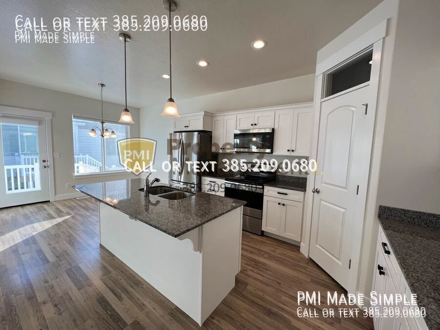 GORGEOUS & SPACIOUS Vineyard Townhome property image