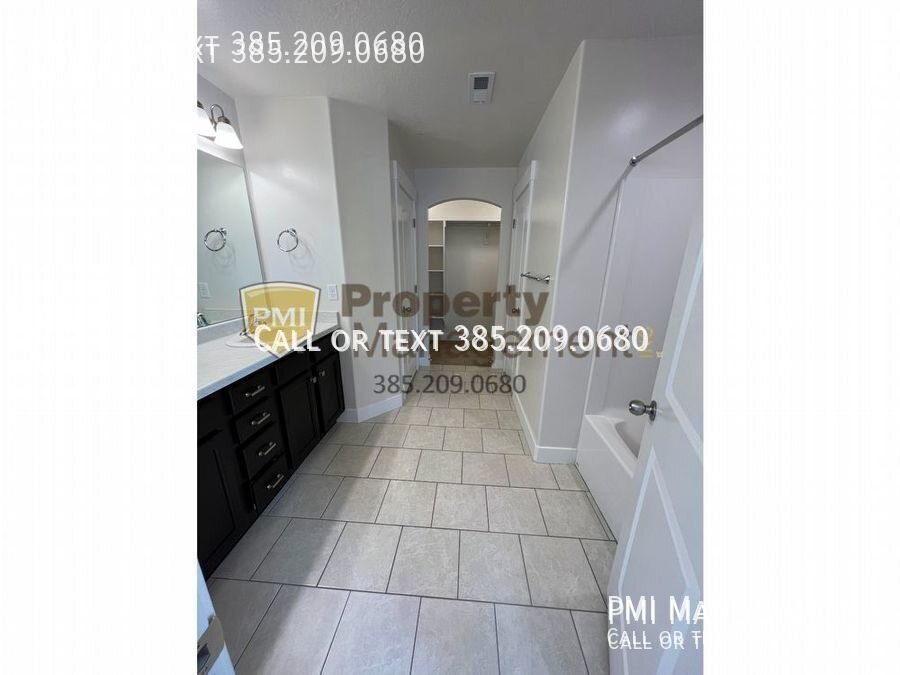GORGEOUS & SPACIOUS Vineyard Townhome property image